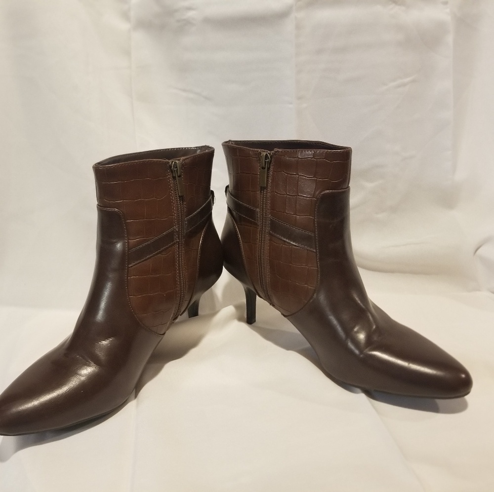 NIB Chaps Nervina Croc Booties